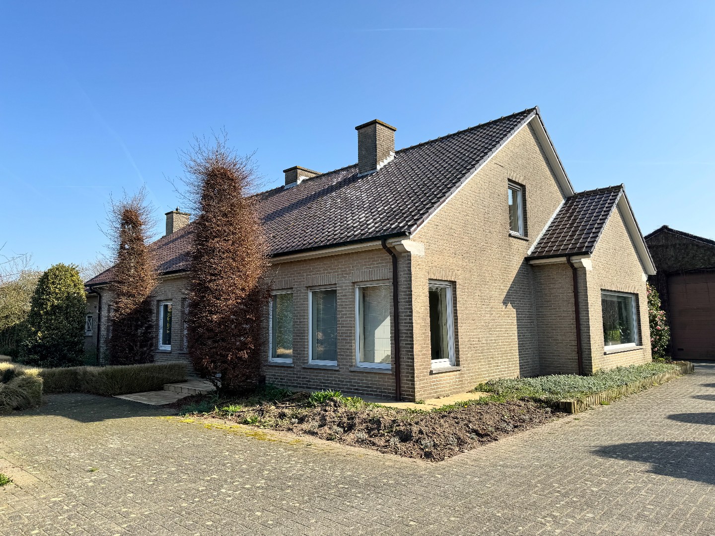 Ruime woning met loods en landbouwgrond op groene locatie nabij Waregem. 