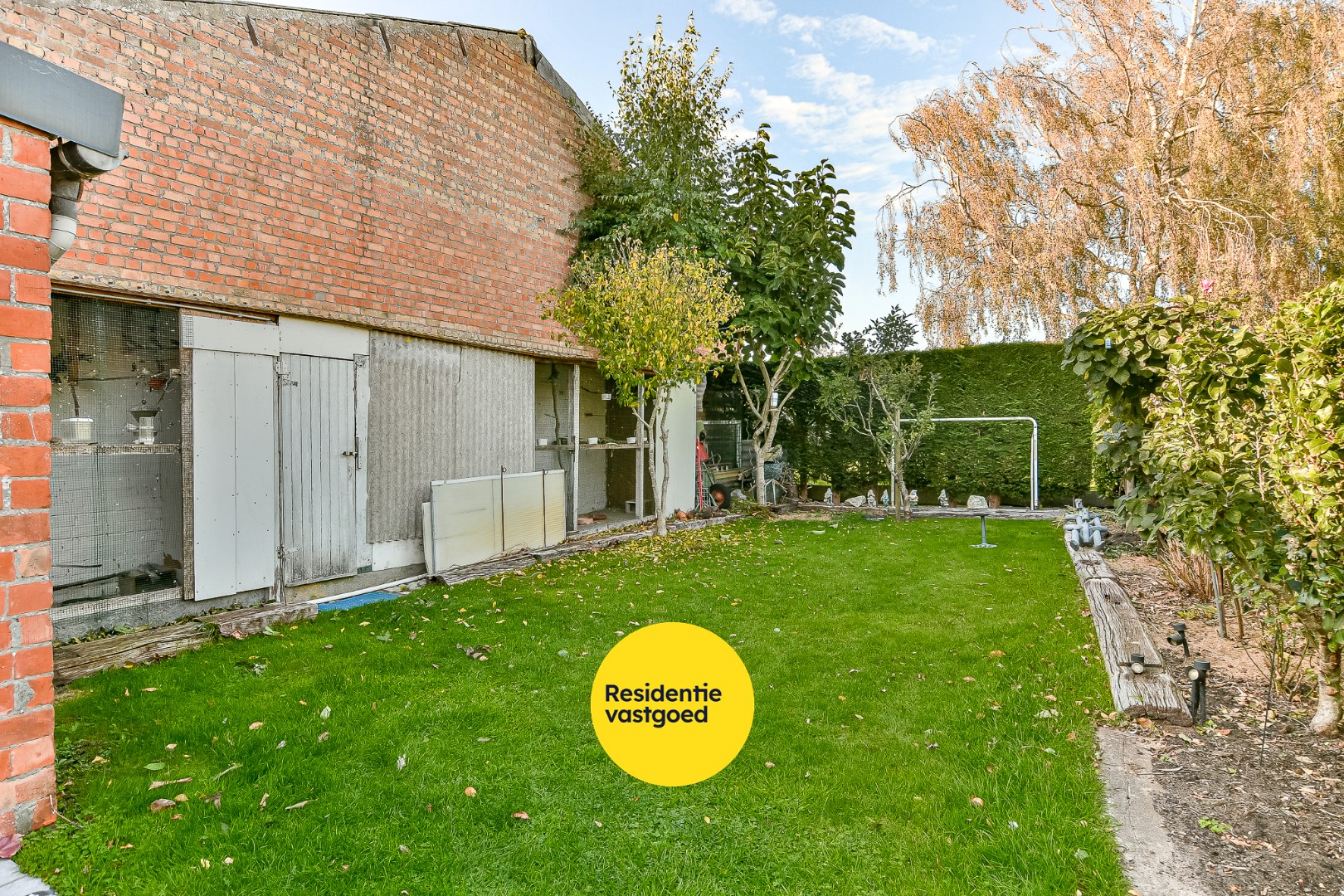 Halfopen woning met drie slaapkamers, tuin en garage 