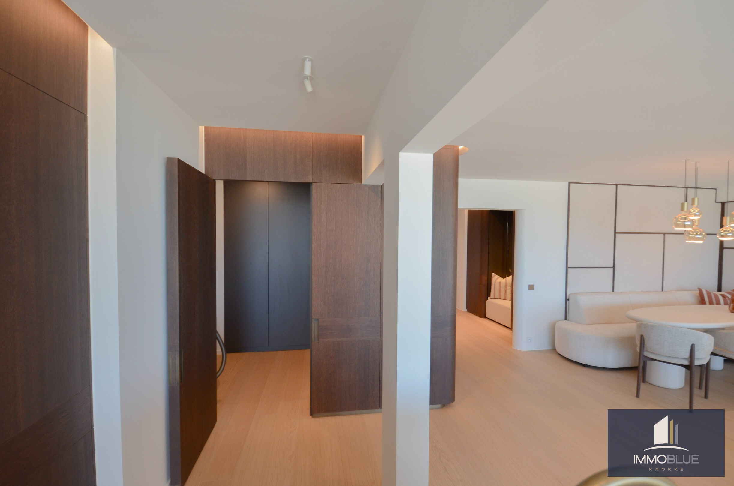 Uitzonderlijk gerenoveerd appartement met frontaal zeezicht in het Zoute. 