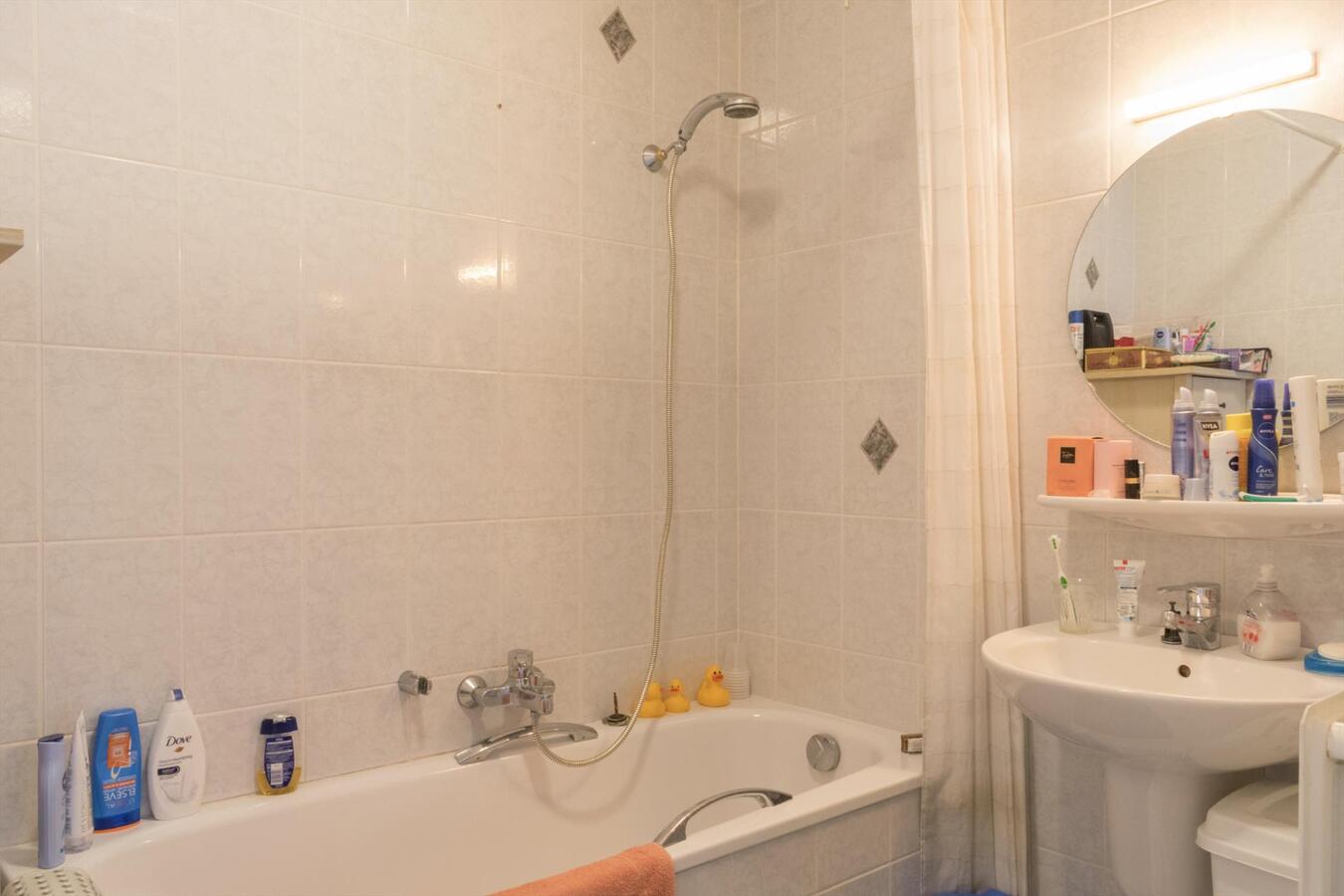 Gelijkvloers villa-appartement met zonnige tuin op toplocatie 