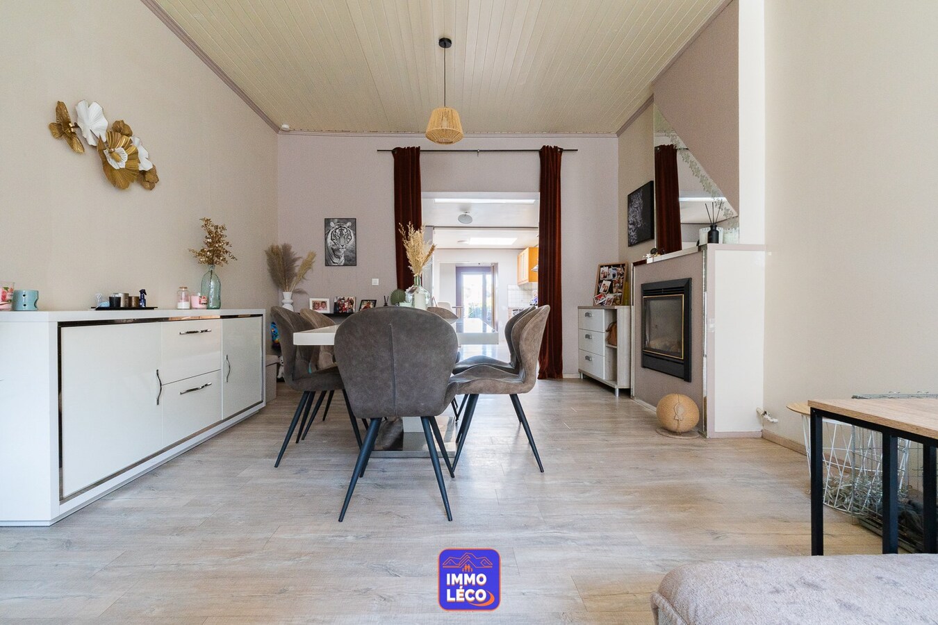 Maison offrant de beaux volumes avec jardin et terrasse couverte. 