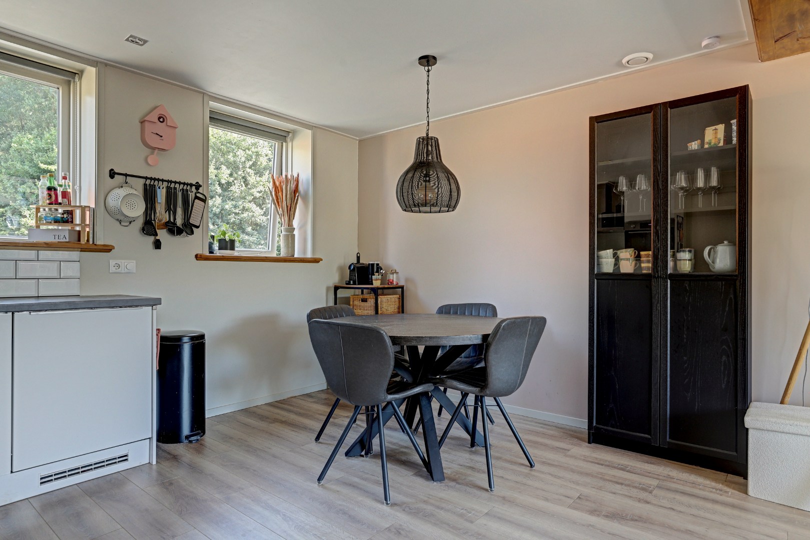 Instapklaar en tot in de puntjes verzorgd, met twee slaapkamers en een fraai verbouwde schuur voor praktijk, werk of hobby. 