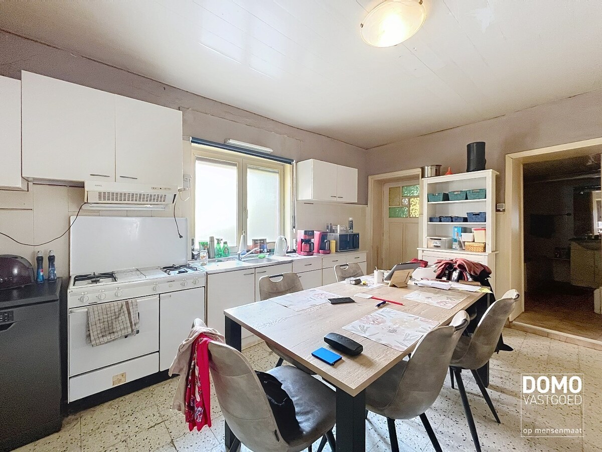 RUIME TE RENOVEREN WONING MET 5 SLAAPKAMERS EN RUIME ACHTERLIGGENDE GARAGE TE BILZEN-HOESELT 