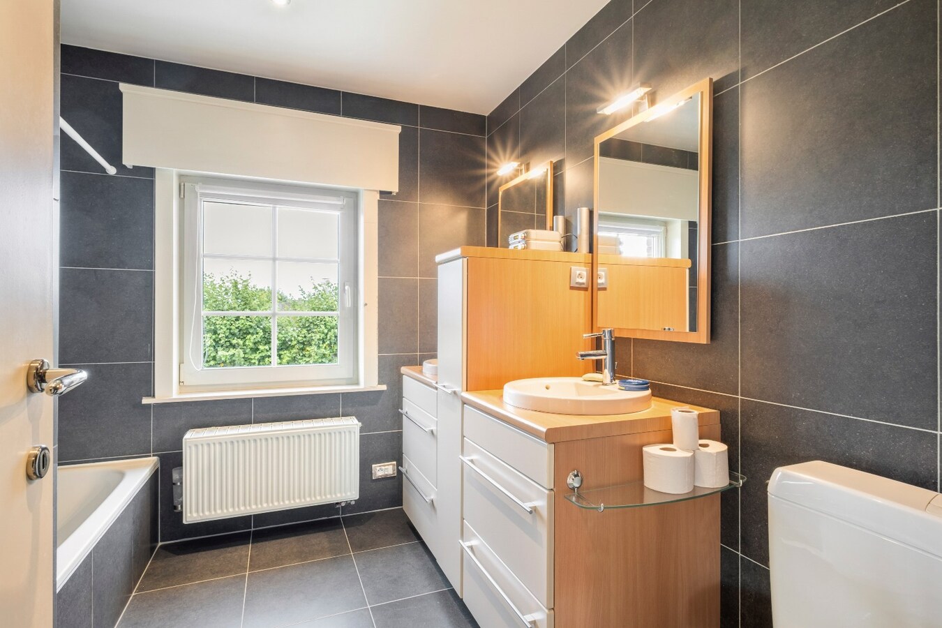 Stijlvolle villa met zwembad op rustige locatie te Bissegem/Heule te koop ! 