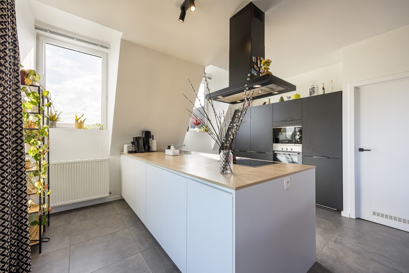 Prachtig, energiezuinig dak appartement met 3 slaapkamers, terras en carport 