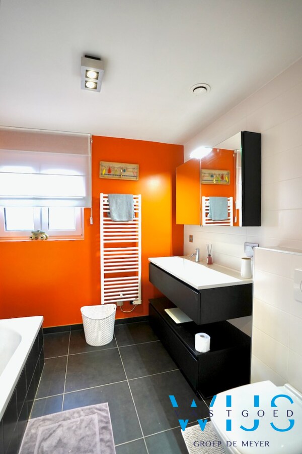 Enorm energiezuinig woonhuis in halfopen bebouwing te Eeklo ! 