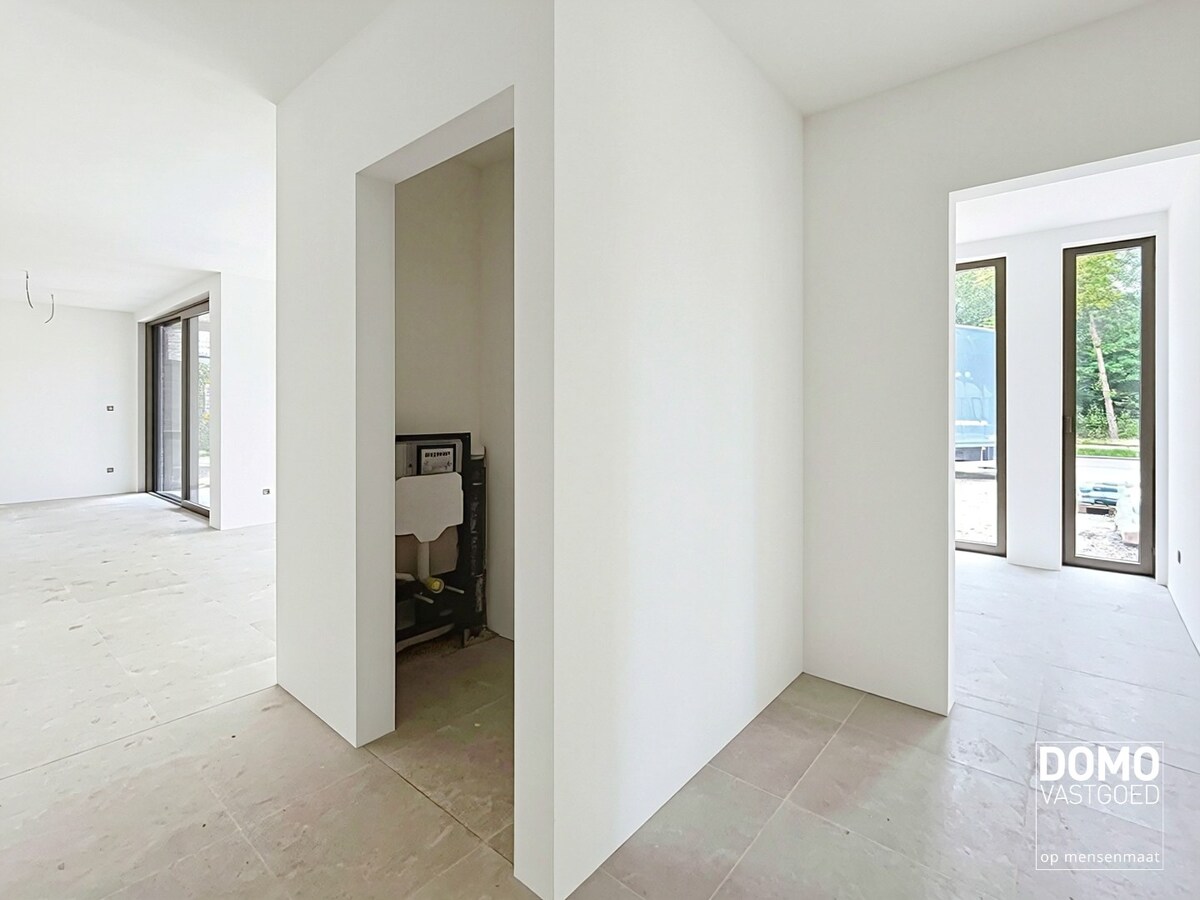 EXCLUSIEF VILLA APPARTEMENT MET 2 SLAAPKAMERS, RUIM TERRAS EN CARPORT MET LAADPAAL TE HUUR IN RESIDENTIE CHARLES TE BOLDERBERG 