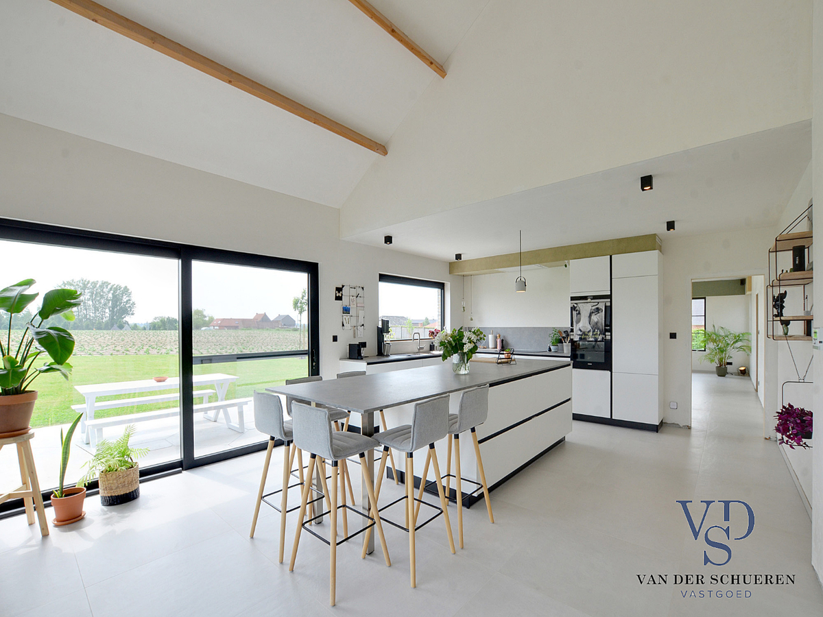 Exceptioneel gelegen, eigentijdse bungalow-villa. 