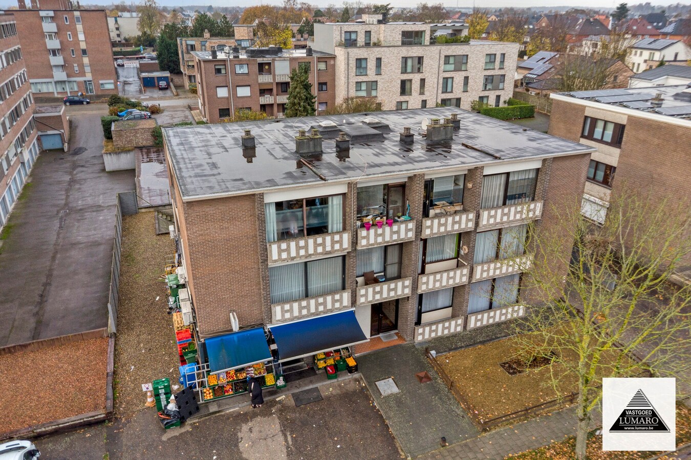 Handelsruimte 87 m² met opslag 64 m² en inpandige garage. 