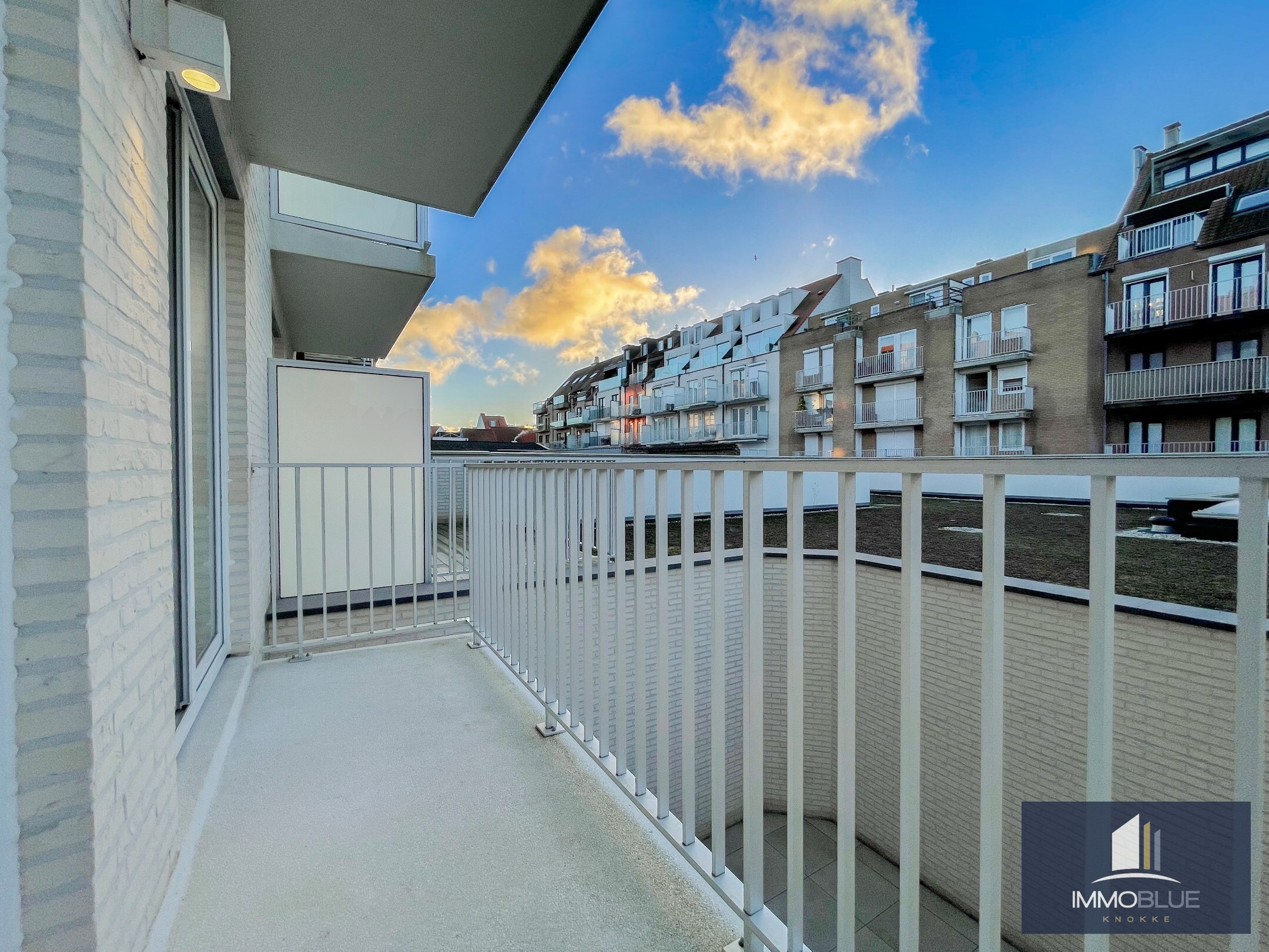 Nieuwbouwappartement met terrassen gelegen in de Paul Parmentierlaan. 