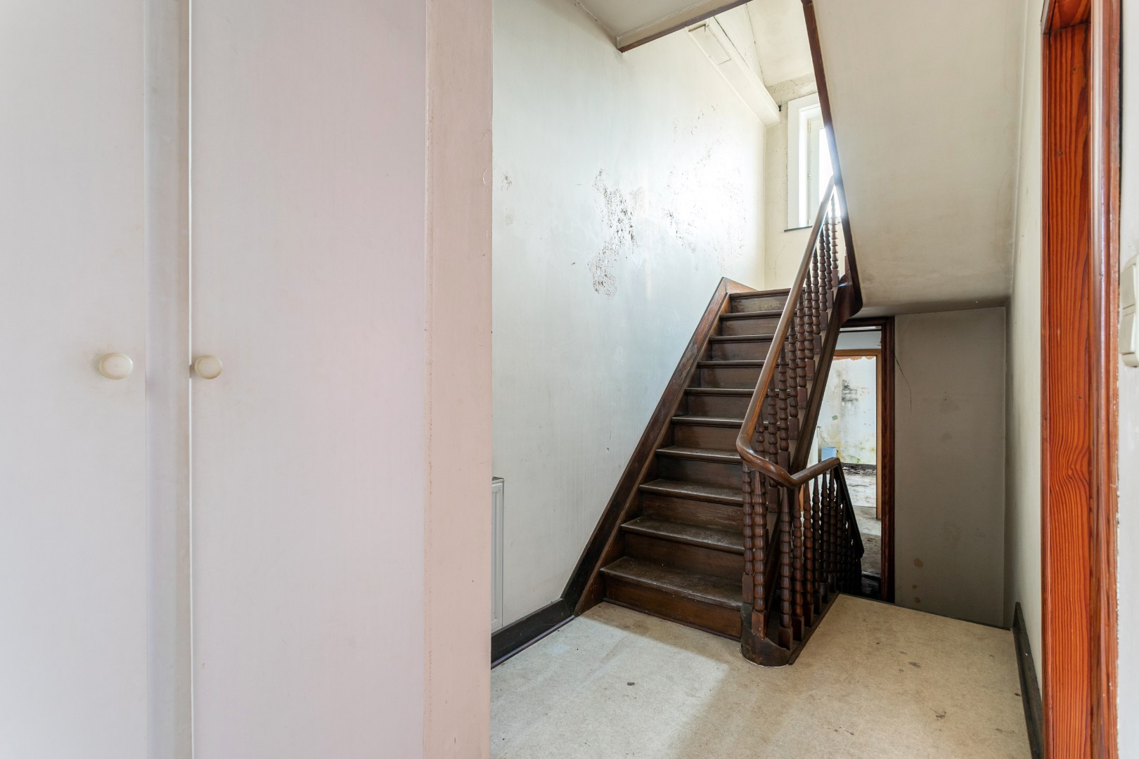 Kraktervolle woning met veel potentieel, 2 autostaanplaatsen en tuin te Dworp 