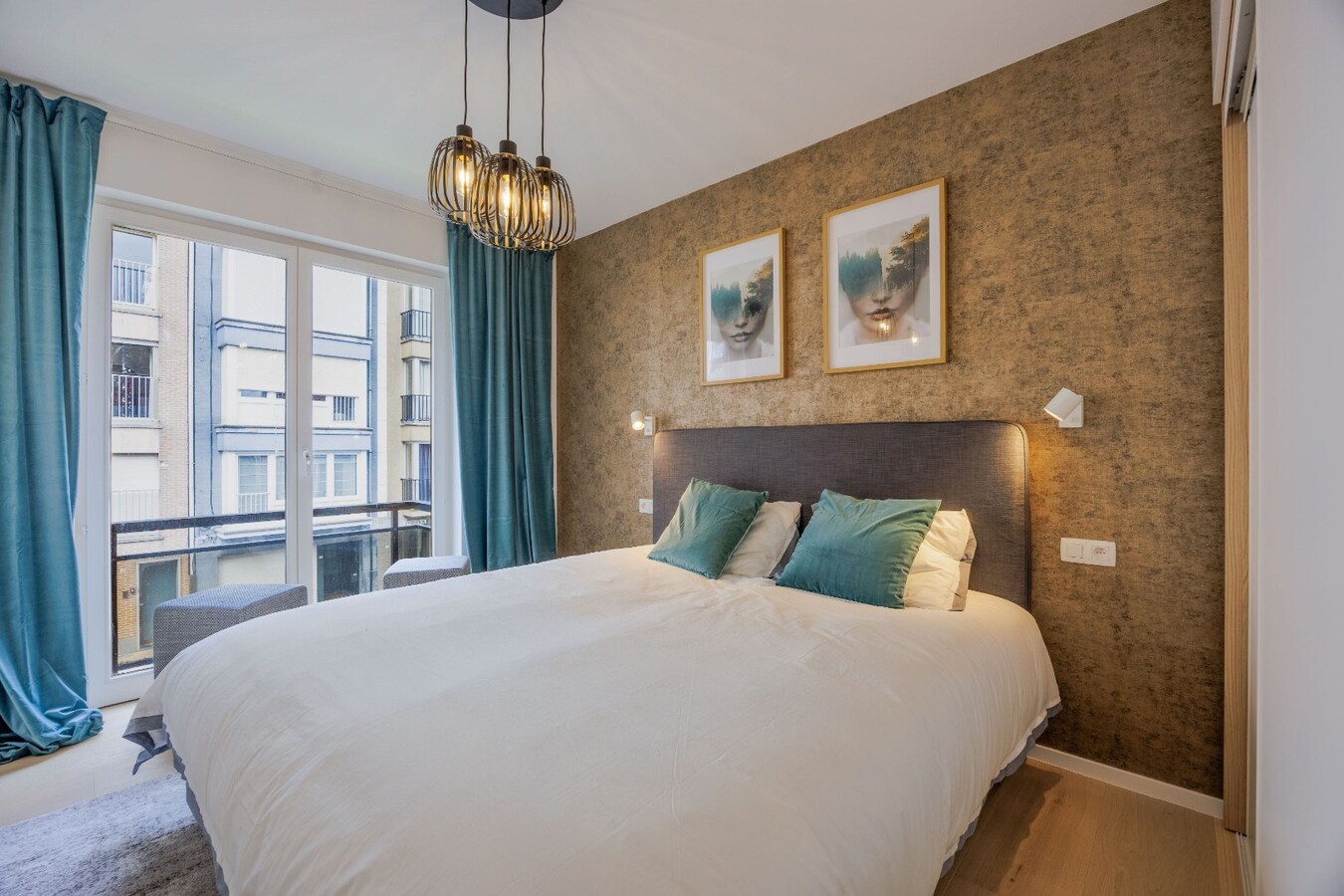 Stijlvol gerenoveerd hoekappartement met 3 slaapkamers op toplocatie te Duinbergen, vlakbij de Zeedijk. 