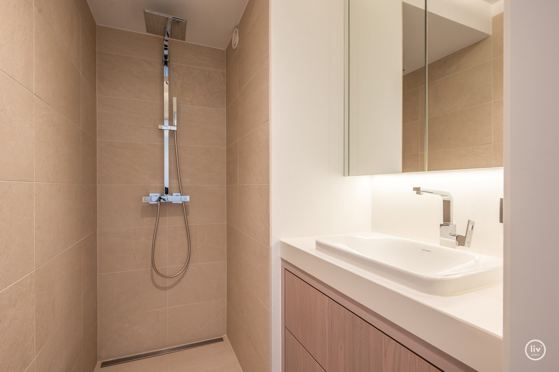 Élégant et récemment rénové duplex appartement au cœur de Knokke. 