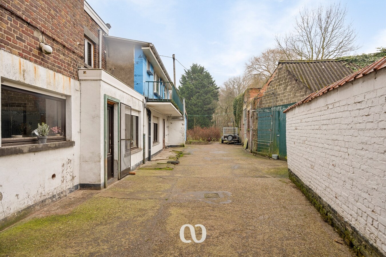 Gedeeltelijk gerenoveerde half open bebouwing met atelier 