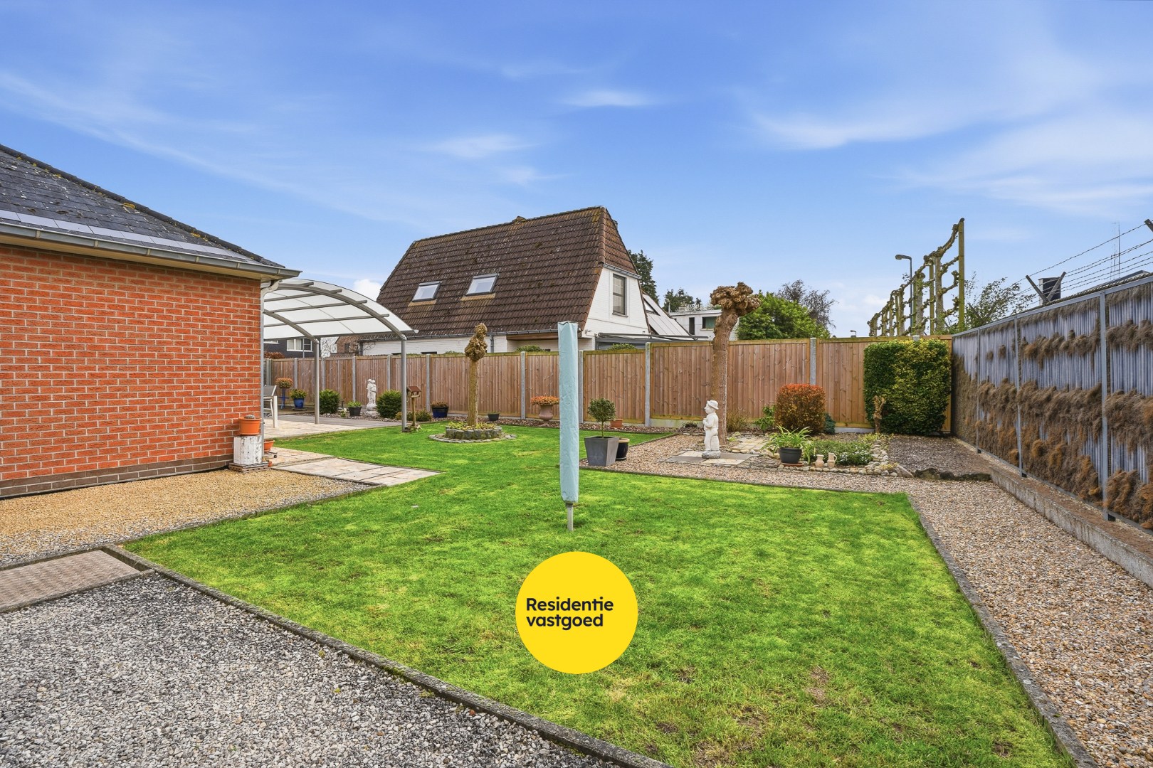 Alleenstaande bungalow met garage en tuin  op 684 m² 