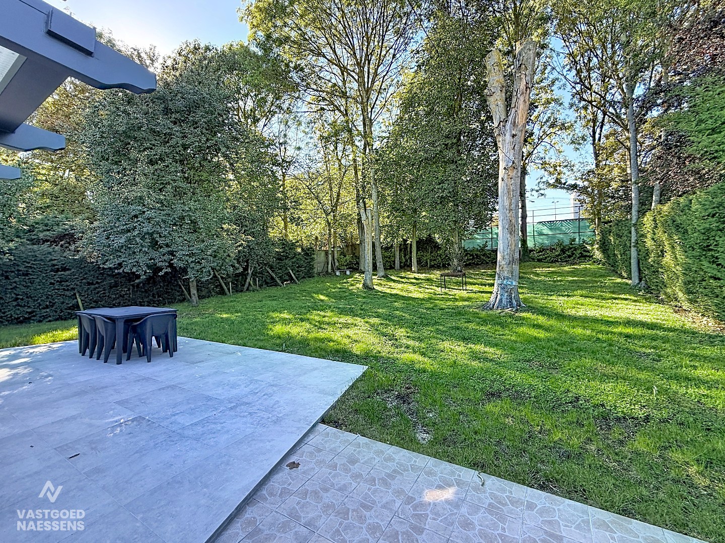 RUIME BUNGALOW MET TUIN EN GARAGE 