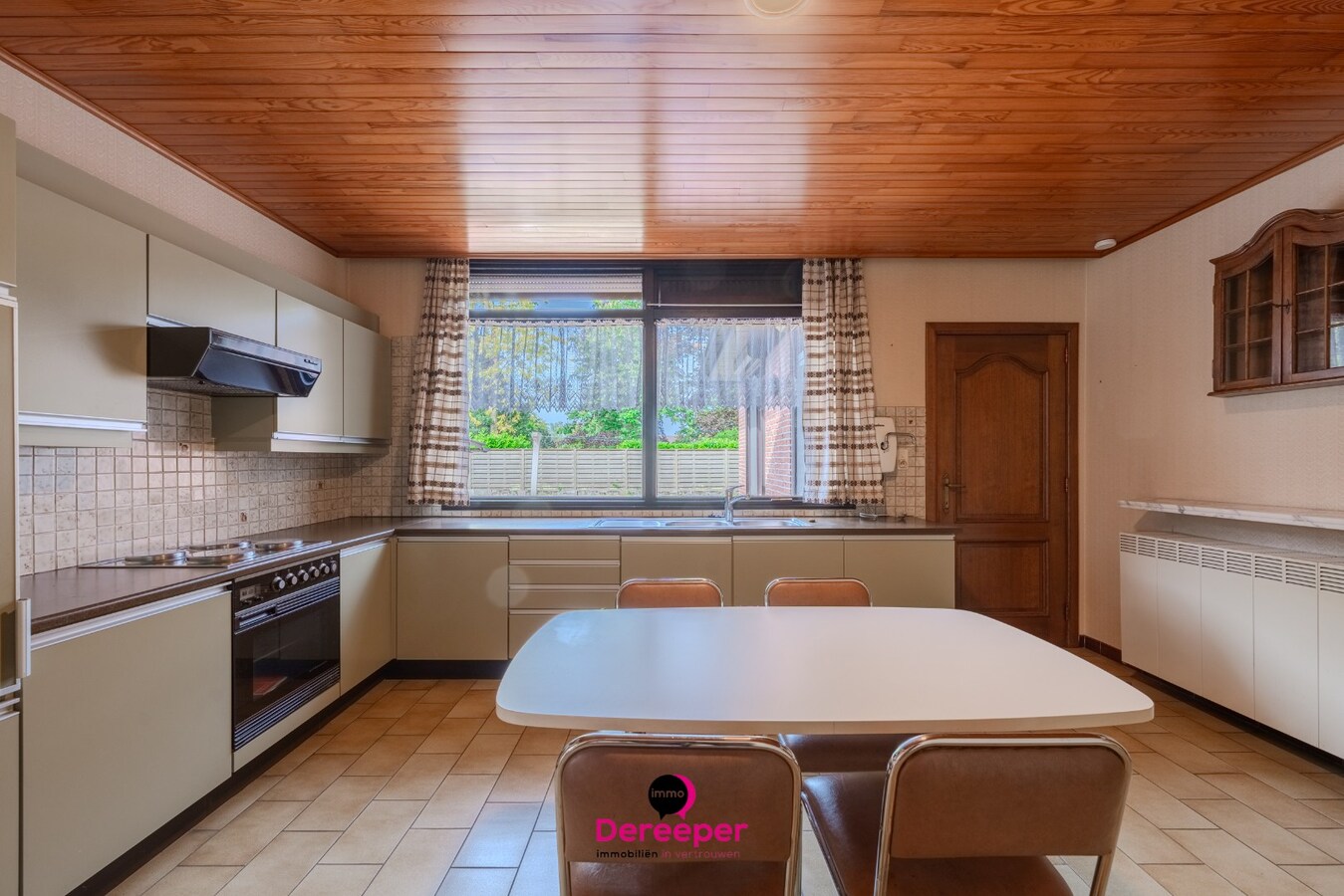 Te renoveren bungalow op ruim perceel van 678 m² 
