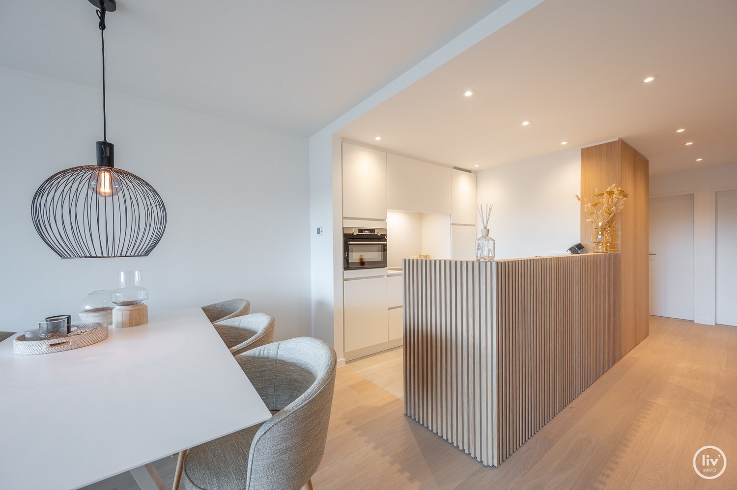 Integraal gerenoveerd 2-kamer appartement met een open zicht over het Yzepark (mogelijkheid tot aankoop van een garage onder de overzijde ). 