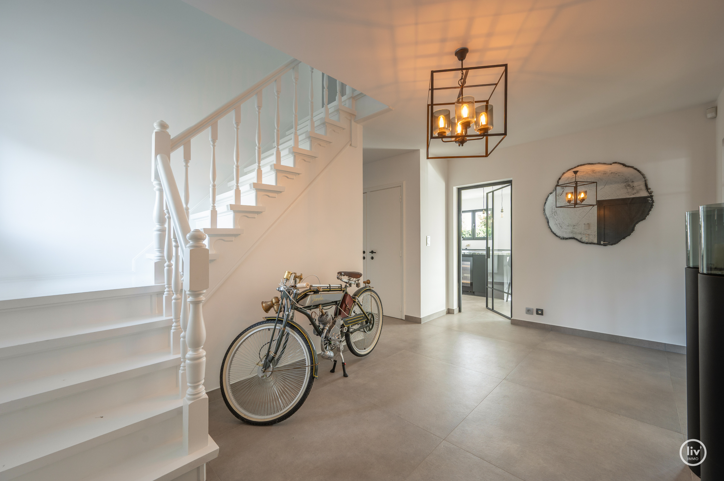 Magnifique villa rénovée avec toit de chaume, bien située près de Duinenwater à Knokke. 
