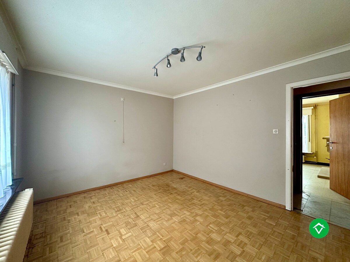 Alleenstaande woning met bakstenen garage en ruime tuin in Ichtegem 