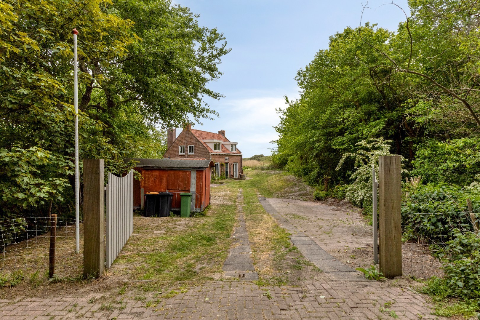 TE KOOP: Kampweg 11 te Burgh-Haamstede. Een plek als deze komt zelden beschikbaar: een unieke combinatie van wonen tegen de duinen aan en nabij het strand en nabij de boswachterij op één van de meest 