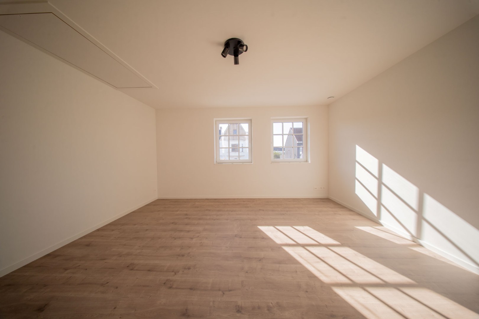 Stijlvolle en ruime nieuwbouwwoning met garage en tuin op 555 m² 