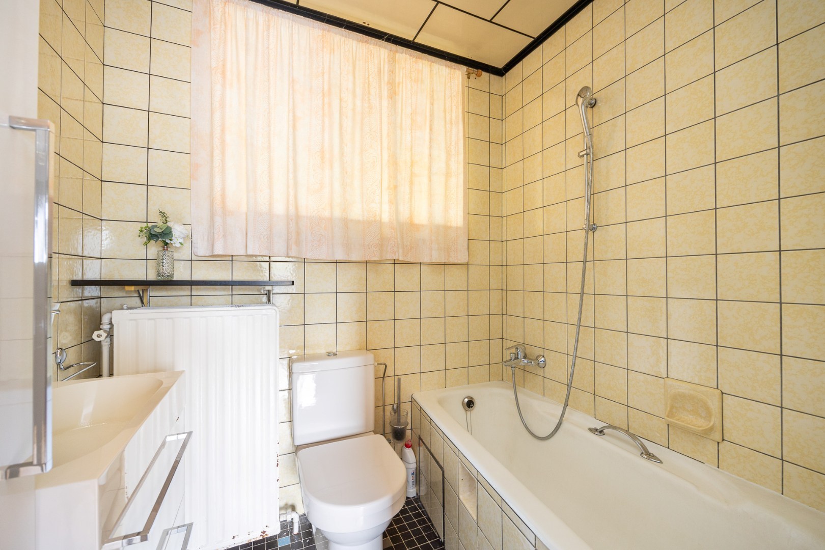 Gelijkvloers appartement met garage 