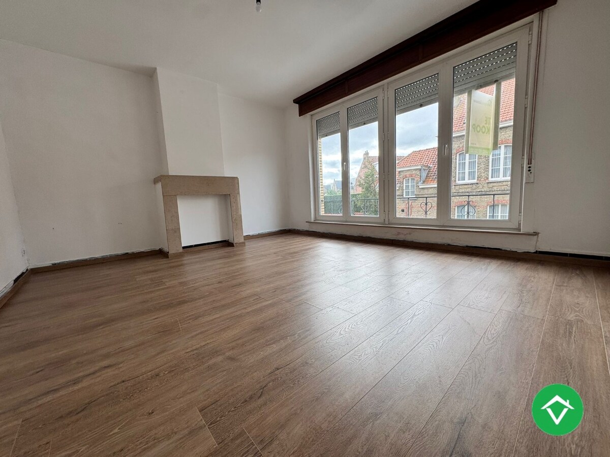 Te koop: Uniek gebouw met 2 appartementen, garage en ruime tuin – hartje Nieuwpoort-Stad 