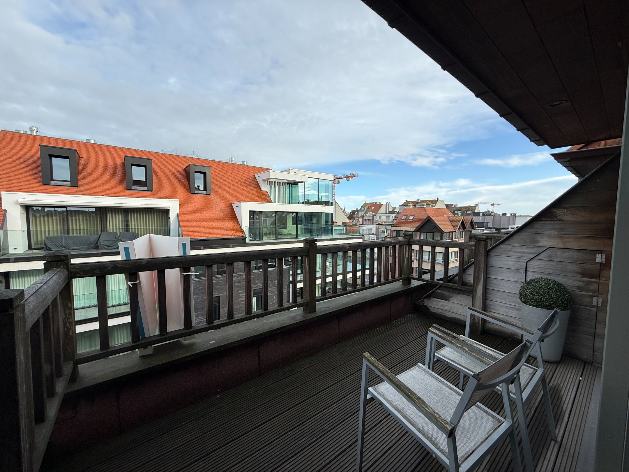 Meublé - Appartement en duplex avec trois chambres et de grandes terrasses situé au centre de Knokke. 