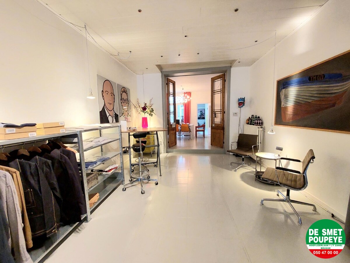 Commerciële winkelruimte met bovenliggend appartement 