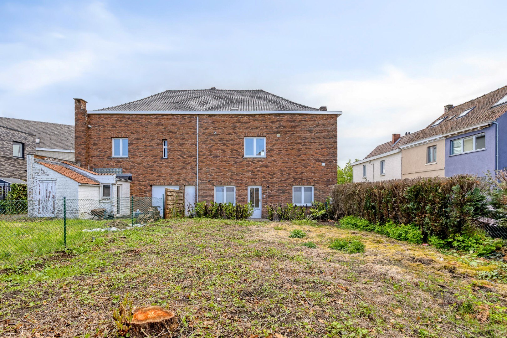 TE RENOVEREN WONING met 2 woonéénheden en tuin – 1640 SINT-GENESIUS-RODE 