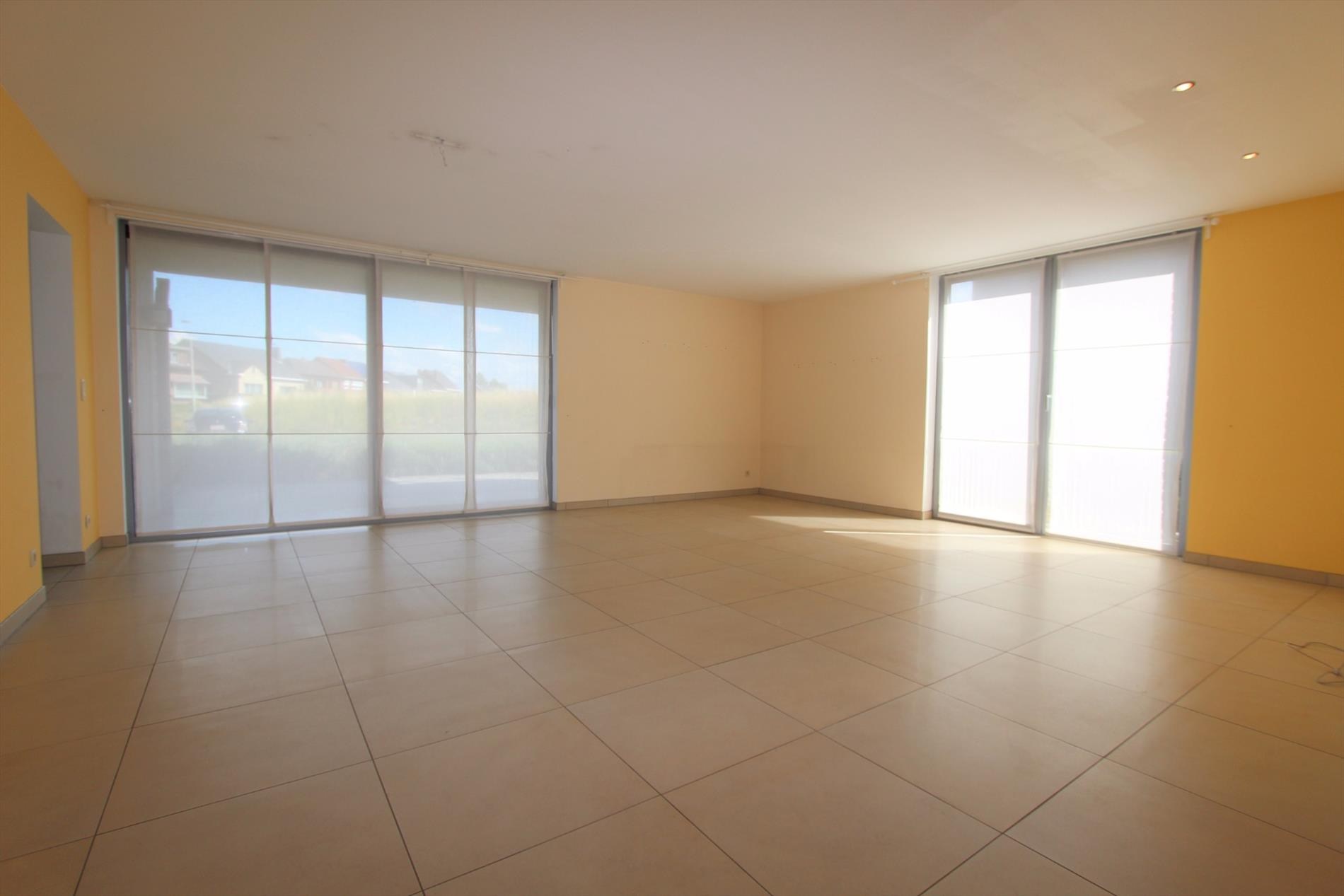 GELIJKVLOERS APPARTEMENT MET RUIM ZONNETERRAS EN GARAGE 