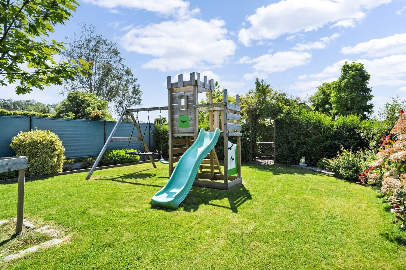 Centraal gelegen woning op uiterst ruim perceel van 1784 m² 