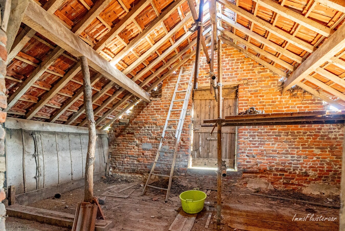 Te renoveren vierkantshoeve op een ruim perceel van ca. 2,6ha te Kortenaken 