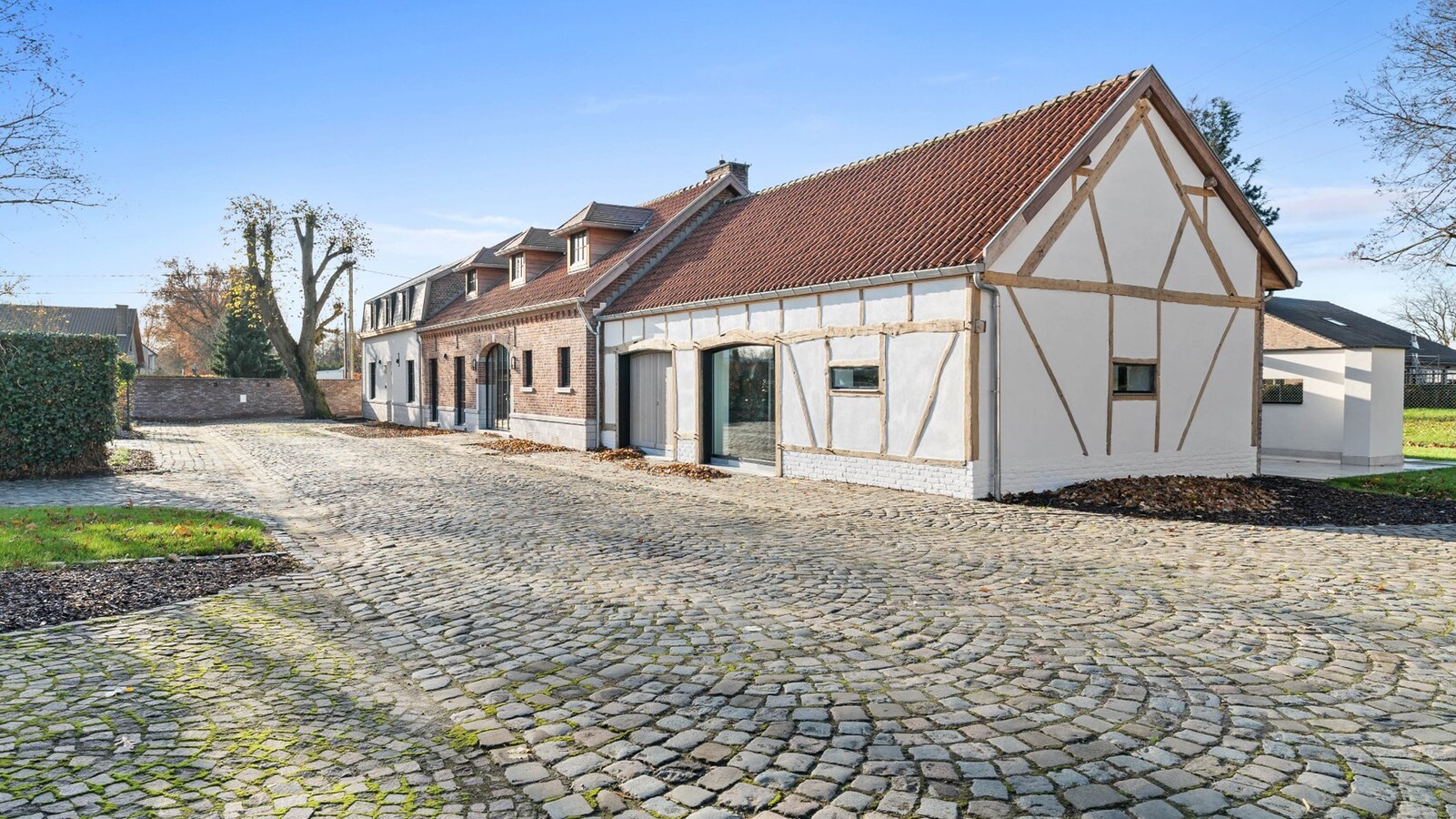 Luxueus landhuis met binnen- en buitenpiste en paardenstallen op een domein van ca. 3 ha te As 