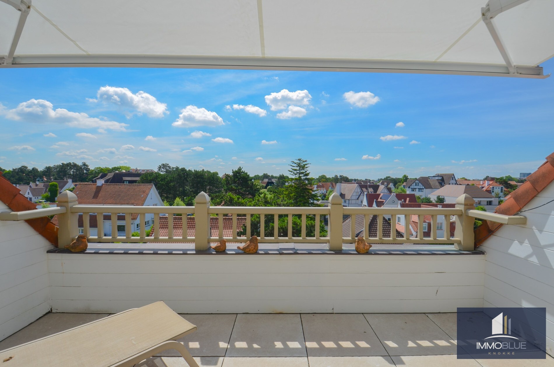 Appartement duplex élégant avec terrasses ensoleillées et vue dégagée sur les villas du Zoute. 