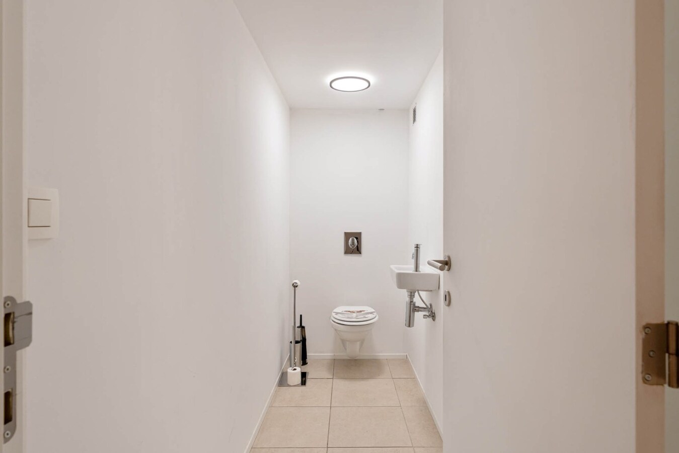 Ruim, zeer energiezuinig kantoor in het centrum van Neeroeteren met diverse mogelijkheden! 