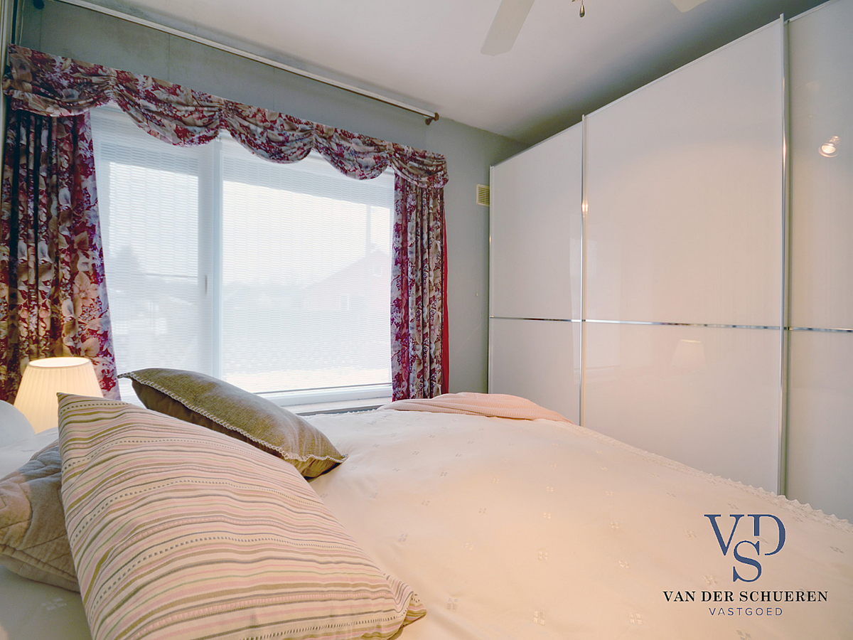 Praktische Half-Open Bungalow met afzonderlijke garage. 