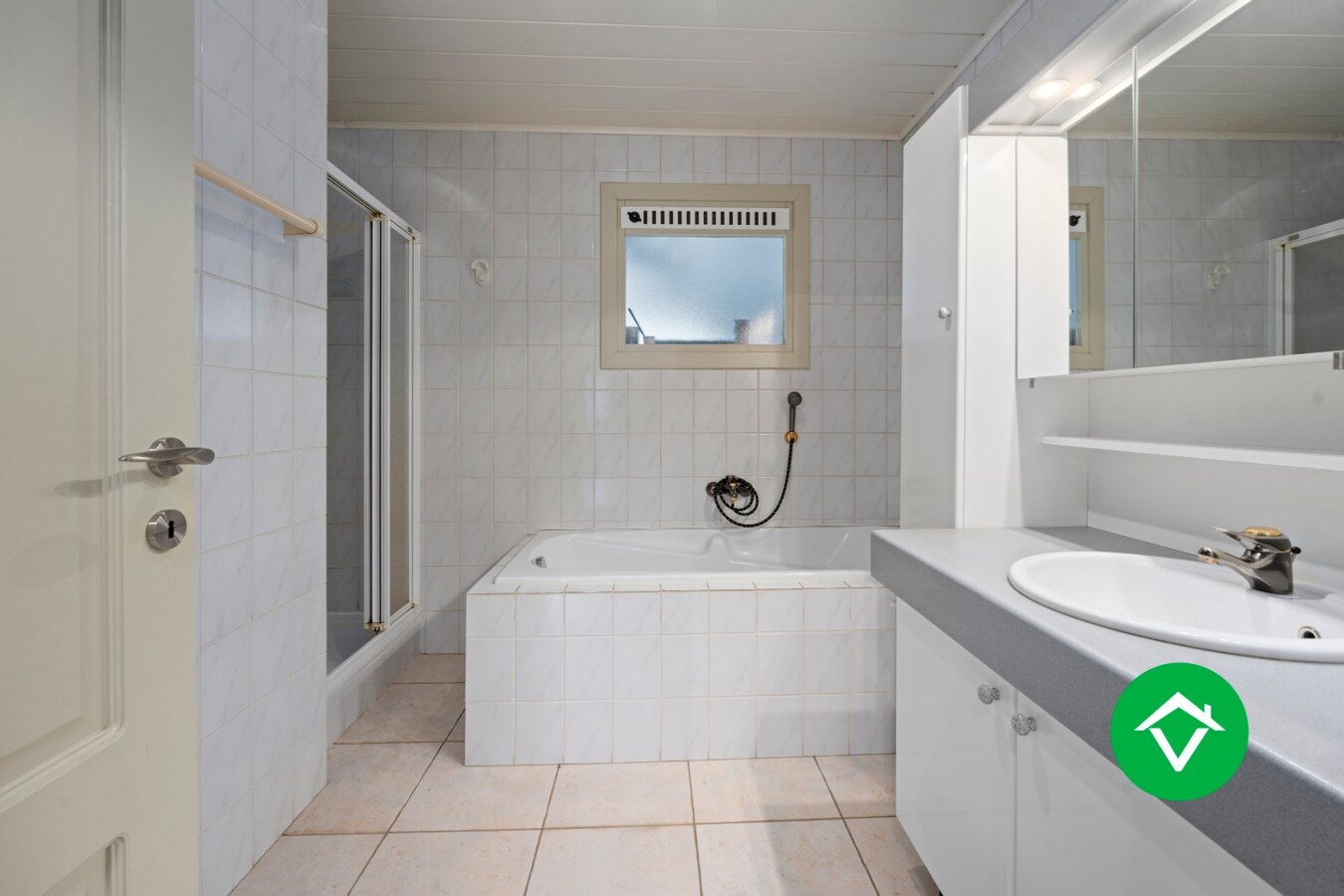 Kloeke woning met 4 slaapkamers in een woonwijk te Ichtegem. 