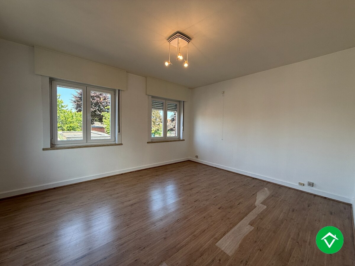 Woning met 4 slaapkamers, garage en tuin te Roeselare 