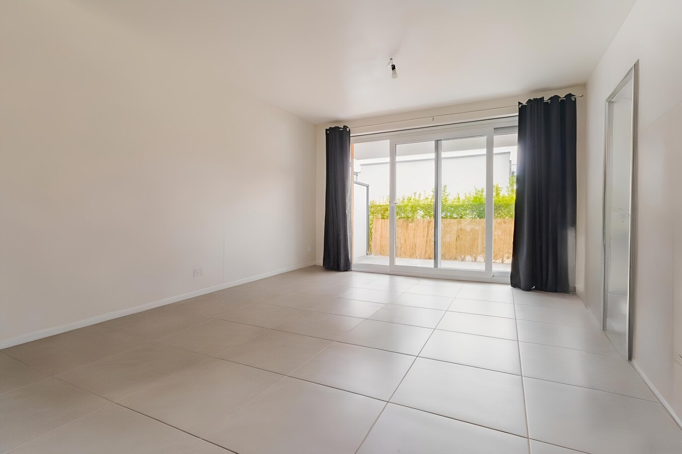 Appartement rez-de-chaussée avec terrasse, cave et parking privatif ! 