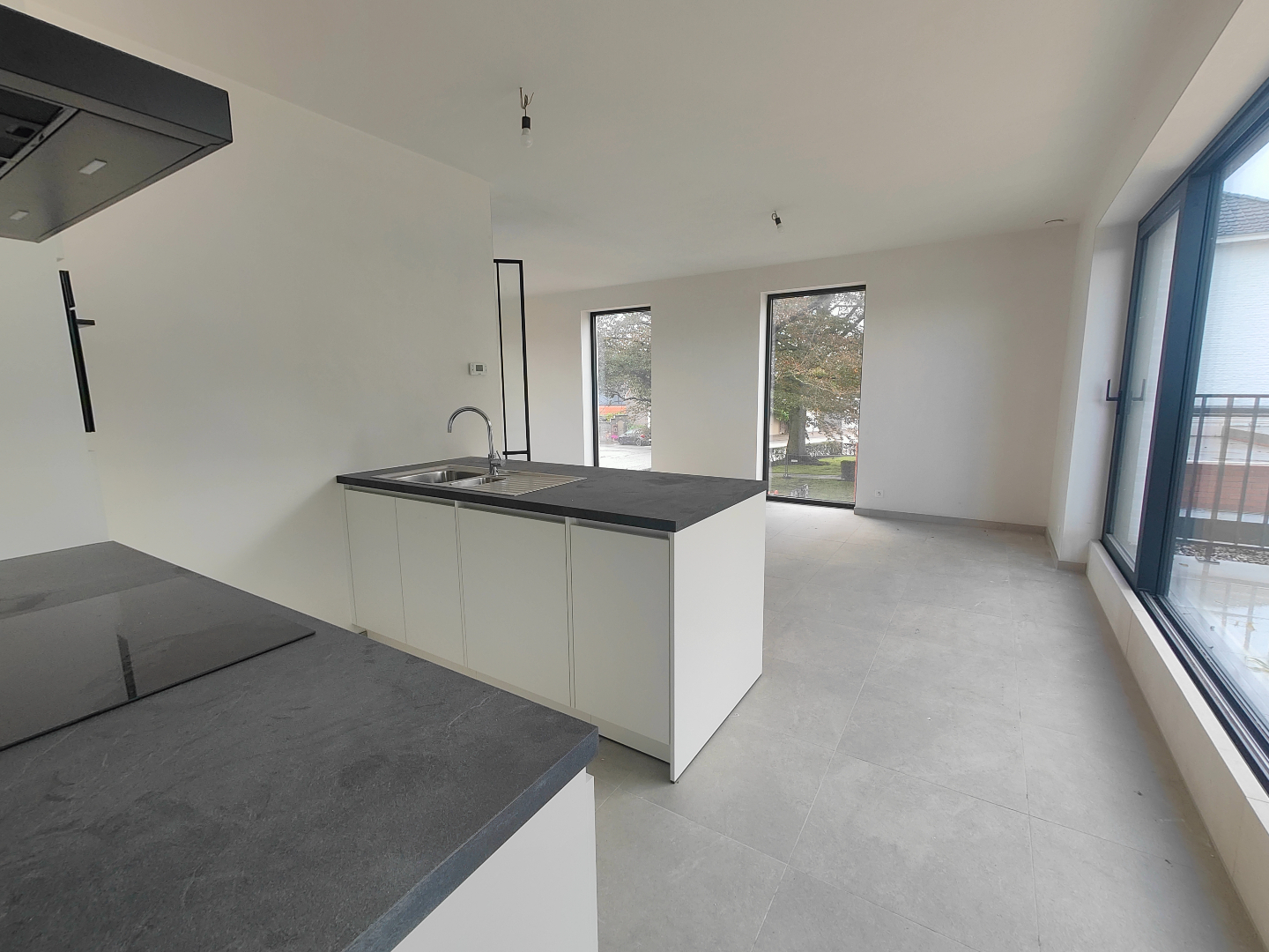 Afgewerkte woning met 3 slaapkamers &amp; ruim zonnig terras + autostaanplaats en berging 