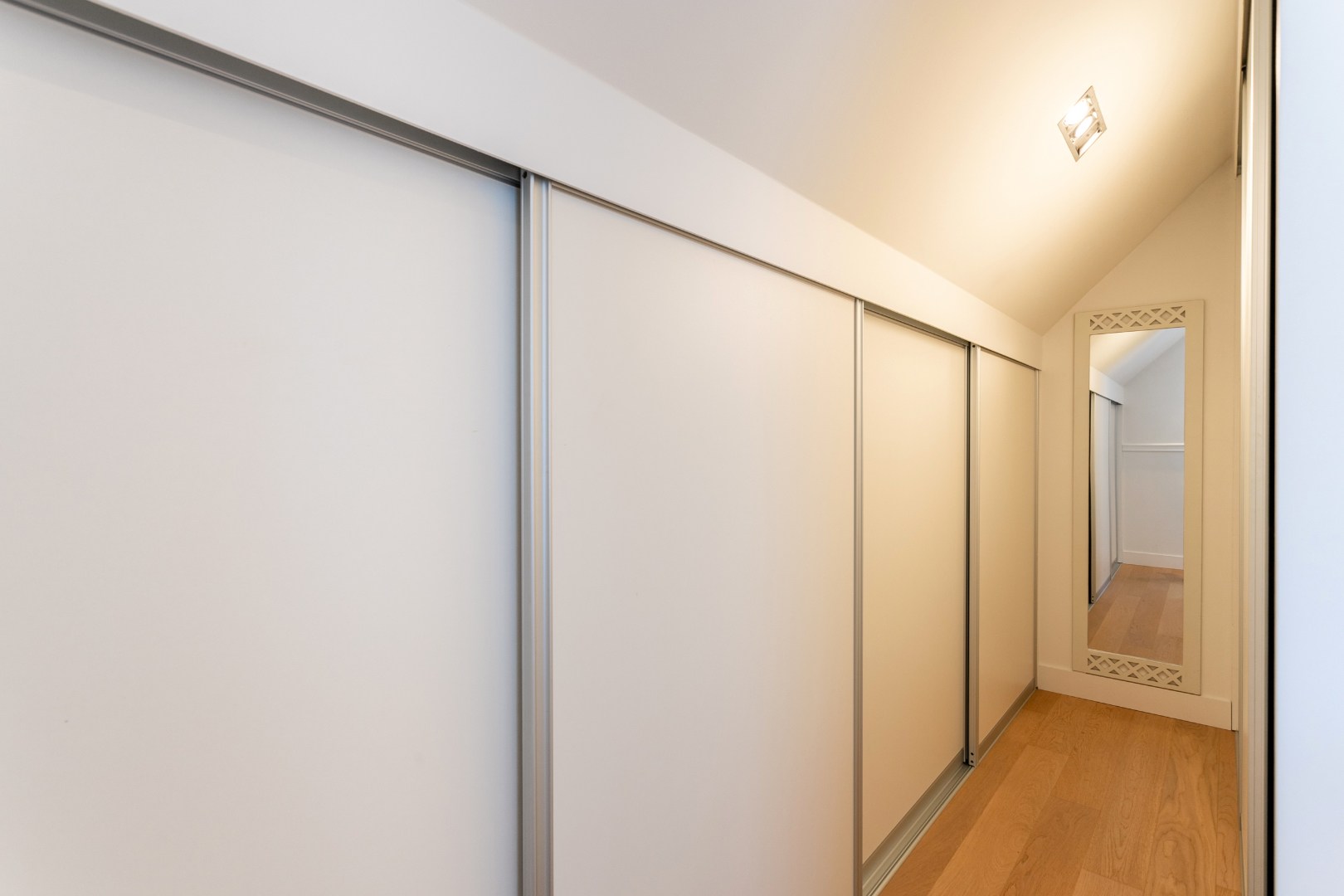 Instapklare villa met 3 slaapkamers, bureau, dubbele garage en verzorgde buitenruimte in Halle 