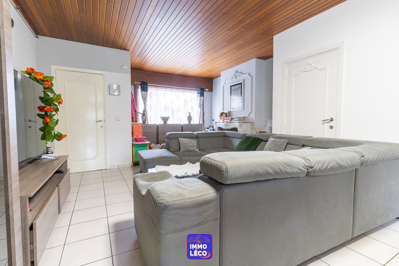 Maison avec beaux volumes et jardin. 