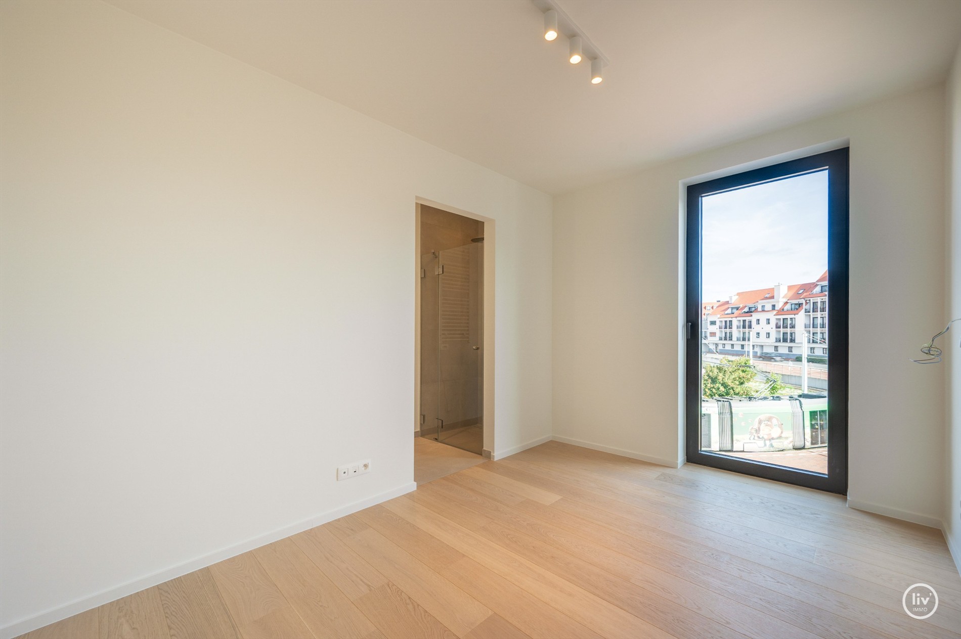 JOURNÉE PORTES OUVERTES Samedi 17/10 (10h-12h) à Knokkestraat 683 : Appartement neuf avec vues dégagées au centre de Knokke, idéalement situé en termes de mobilité. 