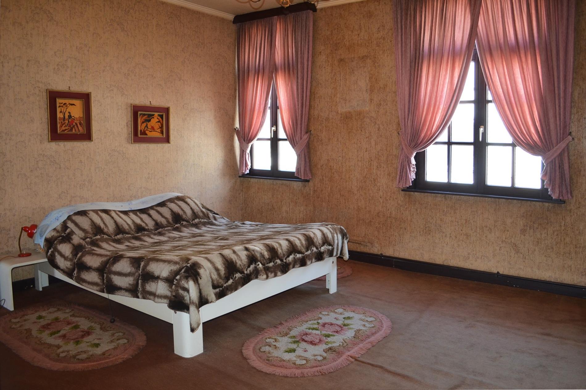 Rijwoning met 2 slpks,  ruime zolder (mogelijk 3de slpk)  &amp; zonnige tuin te Eeklo 