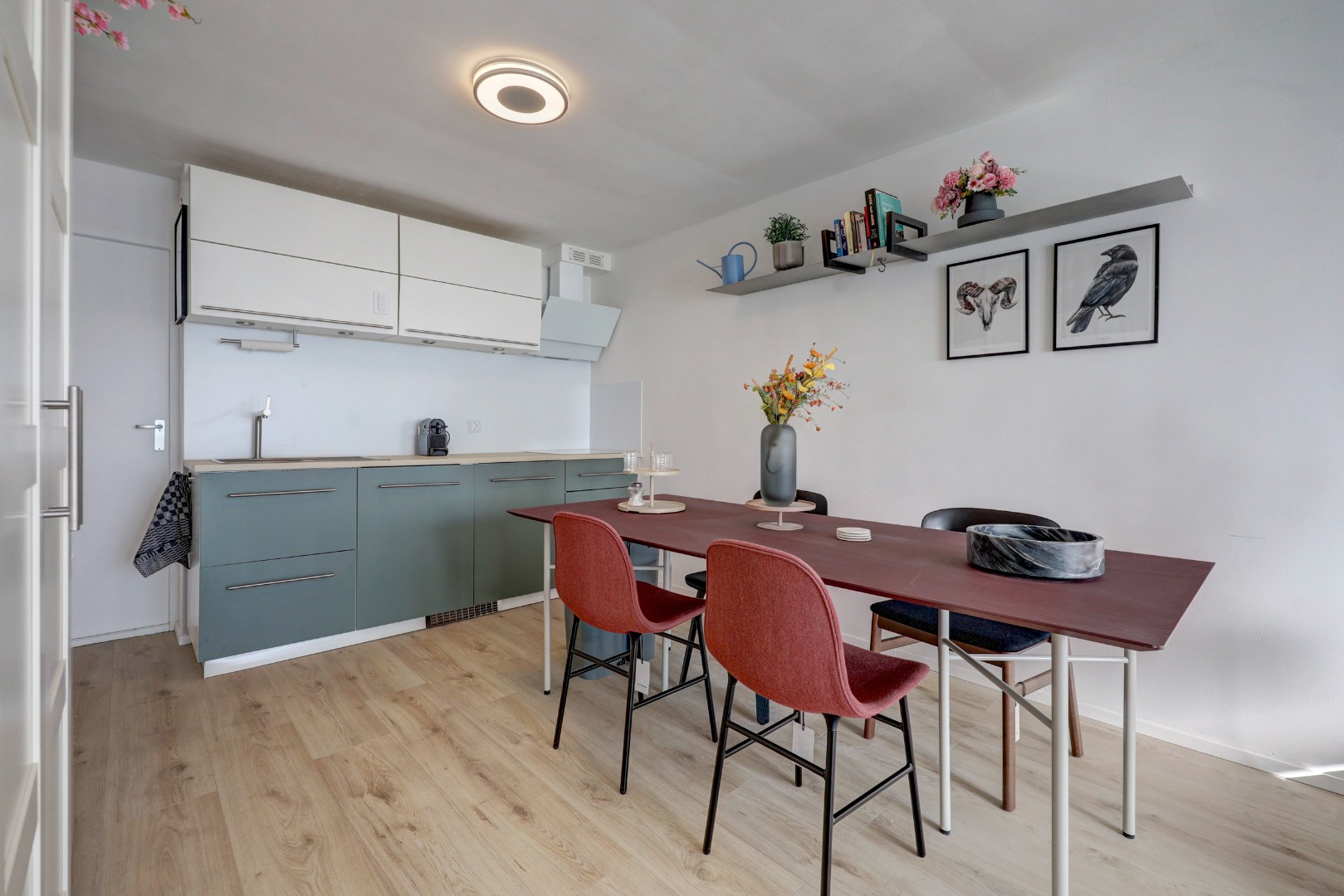 Woon-aanbieding 2 voor de prijs van één! Verrassend ruime 5-kamer woning, zonnige achtertuin, 2 keukens, 2 badkamers, parkeergelegenheid voor de deur.. 