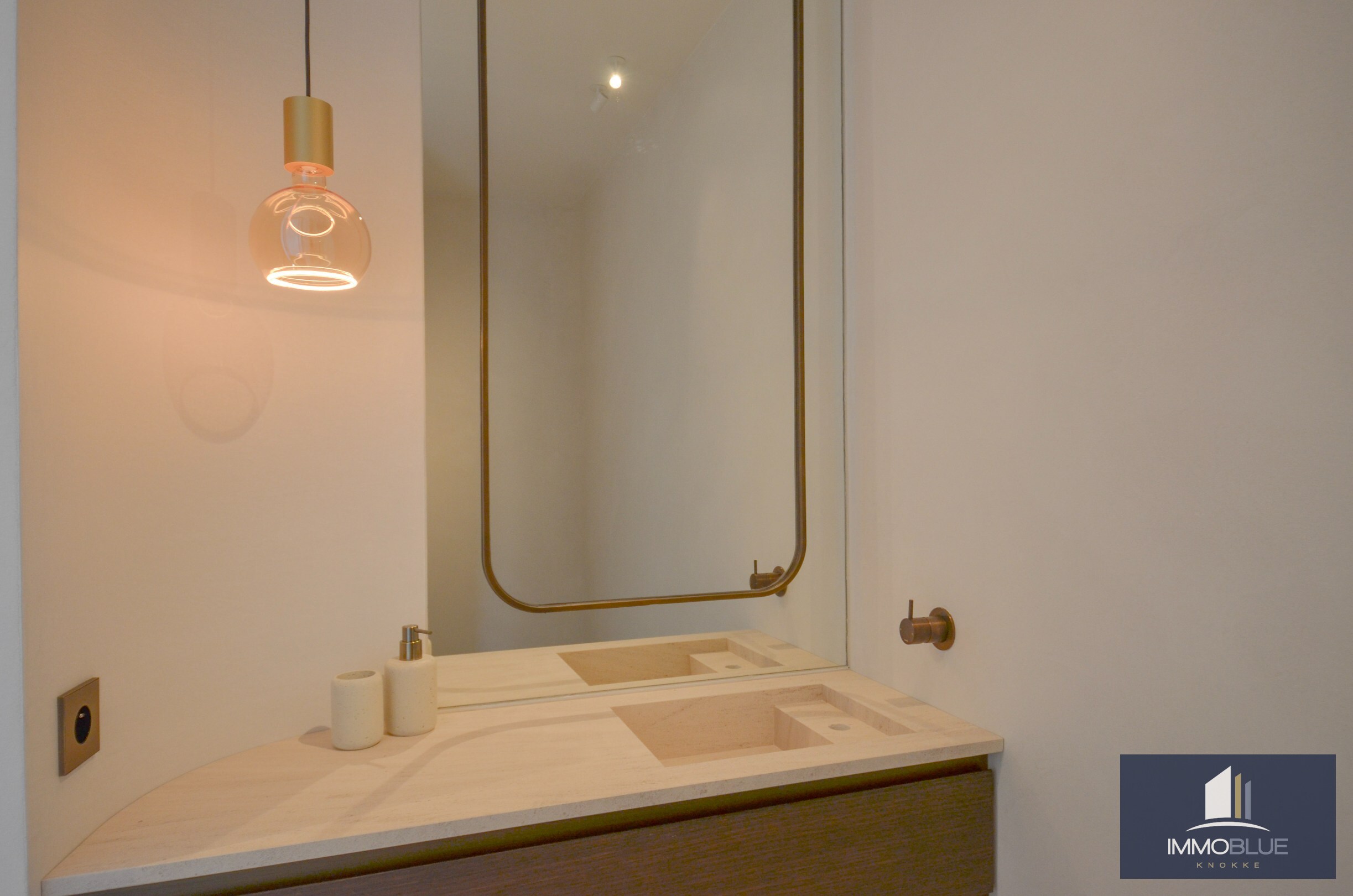 Uitzonderlijk gerenoveerd appartement met frontaal zeezicht in het Zoute. 