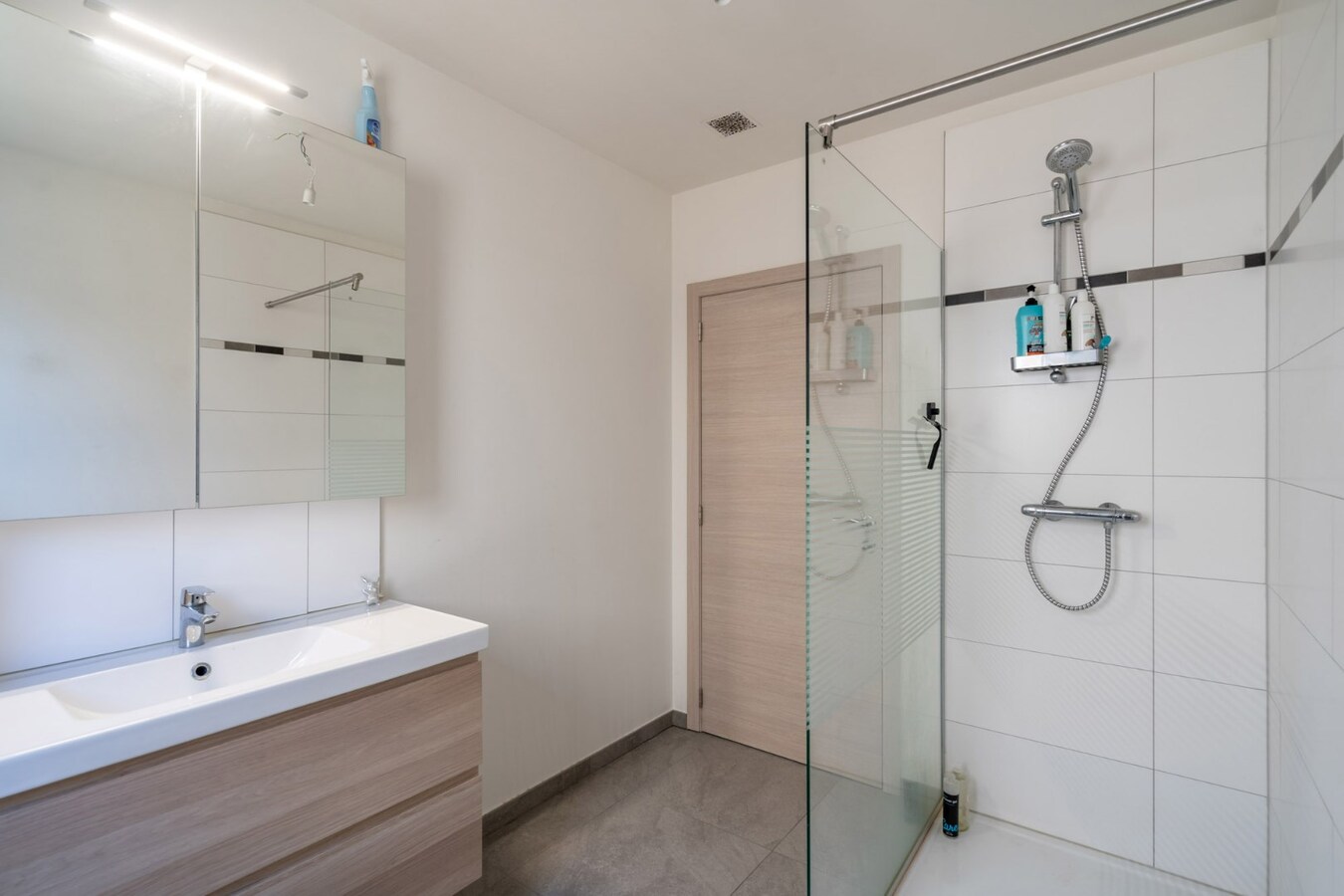 Modern 2 slaapkamer appartement met ondergrondse parkeerplaats. 