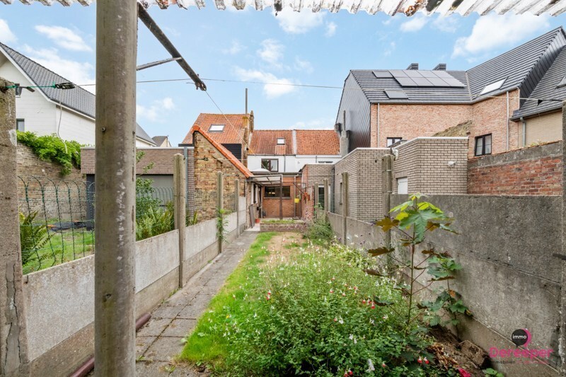 Te renoveren rijwoning op centrale ligging met leuke zuidgerichte tuin 